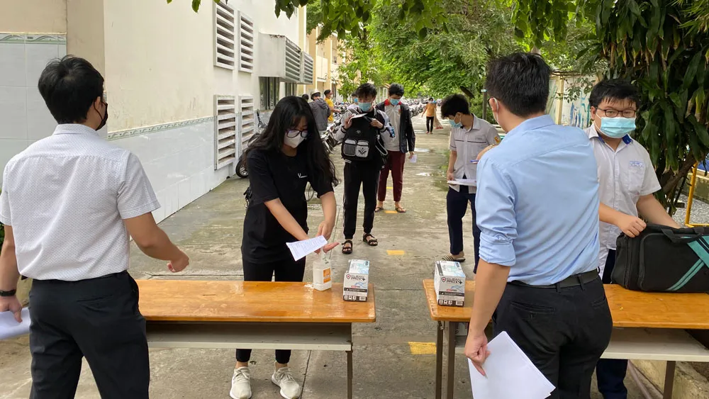 Phó chủ tịch UBND TPHCM kiểm tra công tác tổ chức Kỳ thi tốt nghiệp THPT năm 2021 ảnh 2