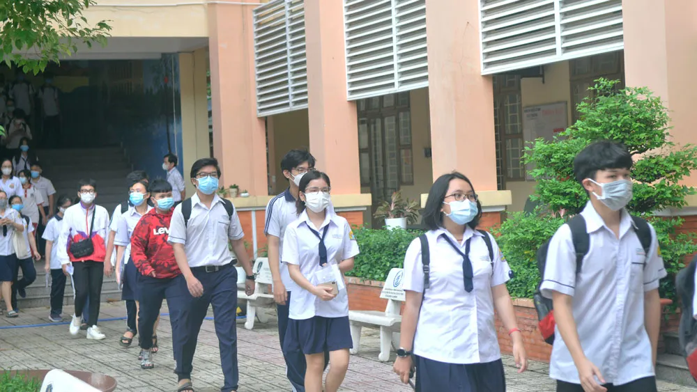 Phó chủ tịch UBND TPHCM kiểm tra công tác tổ chức Kỳ thi tốt nghiệp THPT năm 2021 ảnh 5