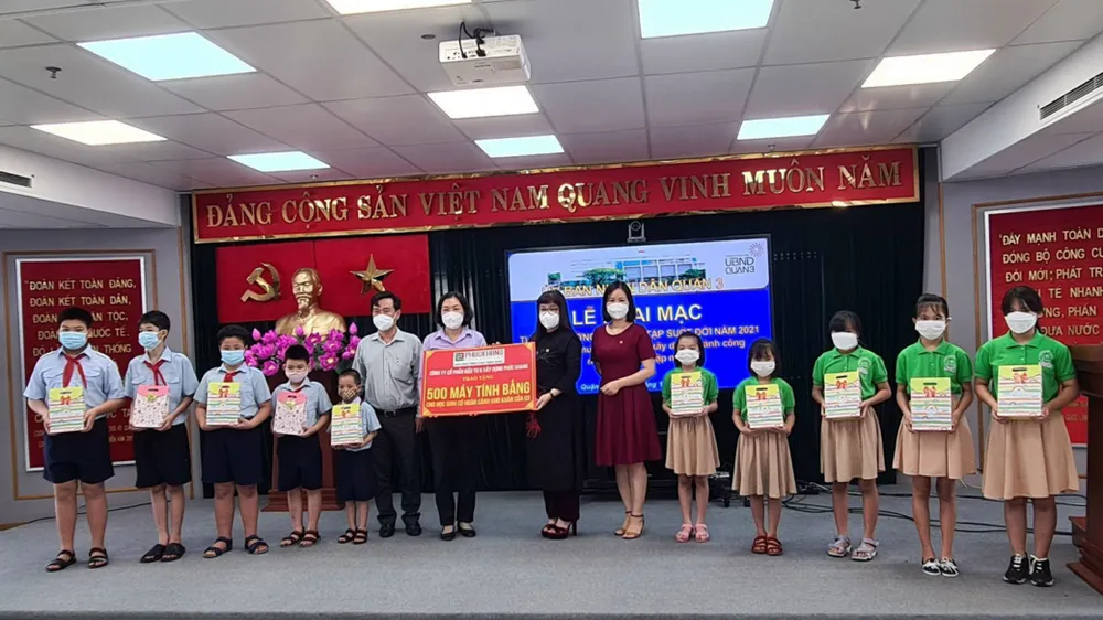 Quận 3: Phát động Tuần lễ hưởng ứng học tập suốt đời và trao tặng thiết bị học trực tuyến cho học sinh khó khăn ảnh 2