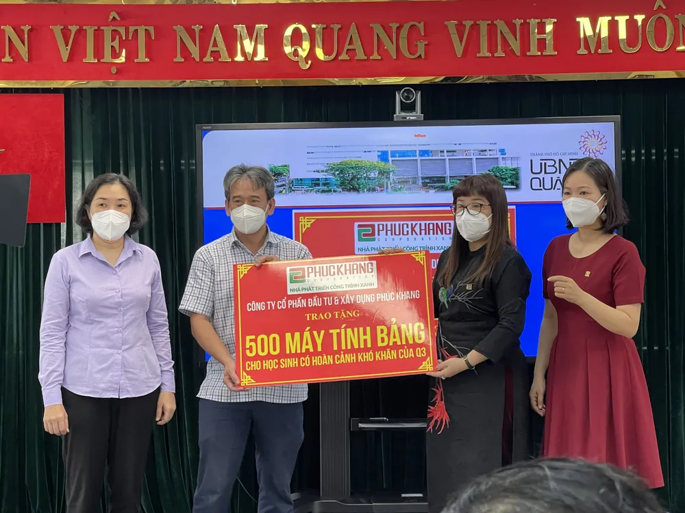 Quận 3: Phát động Tuần lễ hưởng ứng học tập suốt đời và trao tặng thiết bị học trực tuyến cho học sinh khó khăn ảnh 1