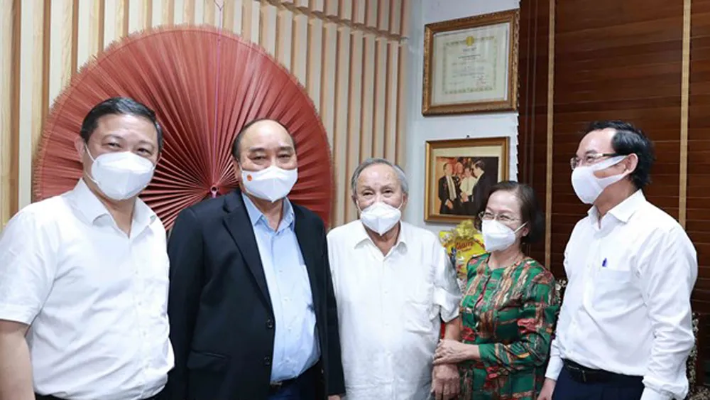 Chủ tịch nước Nguyễn Xuân Phúc thăm và chúc mừng các nhà giáo tiêu biểu tại TPHCM ảnh 2