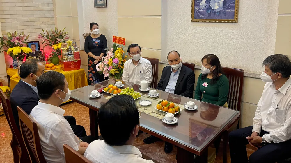 Chủ tịch nước Nguyễn Xuân Phúc thăm và chúc mừng các nhà giáo tiêu biểu tại TPHCM ảnh 1