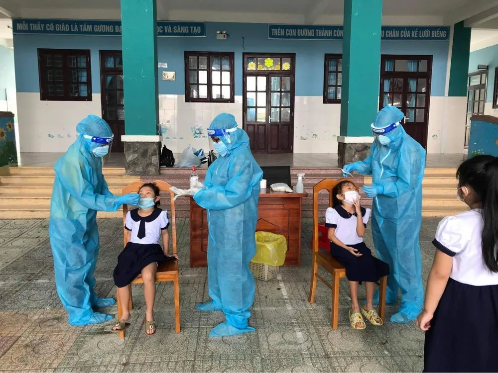 TPHCM: Mỗi cơ sở giáo dục công lập được nhận 20 bộ xét nghiệm nhanh Covid-19 ảnh 1