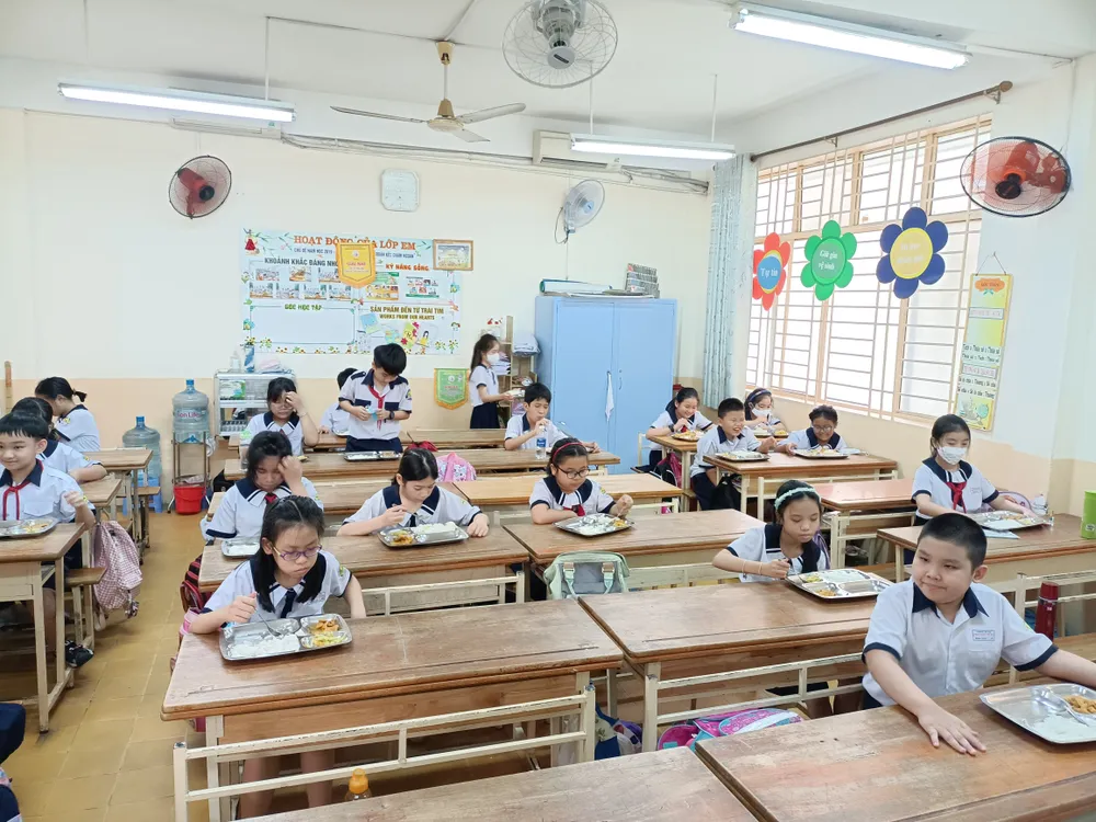 TPHCM: Gỡ khó cho các trường tiểu học trong triển khai dạy học và phòng chống dịch Covid-19 ảnh 1