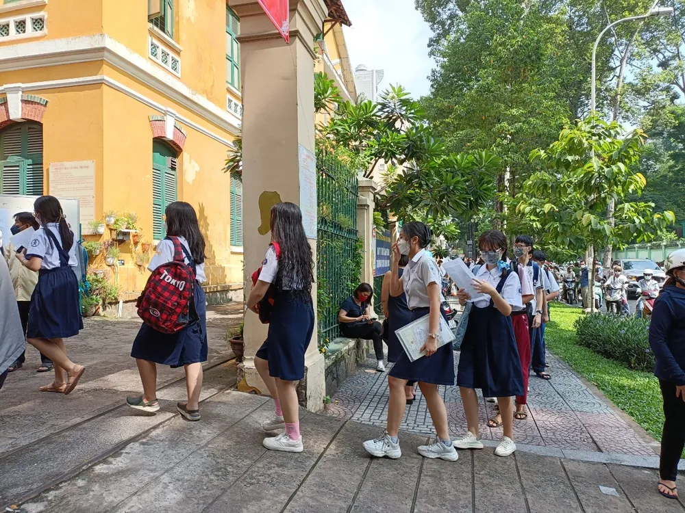 TPHCM: Nhiều thí sinh đi muộn trong ngày làm thủ tục dự thi tuyển sinh lớp 10   ảnh 1