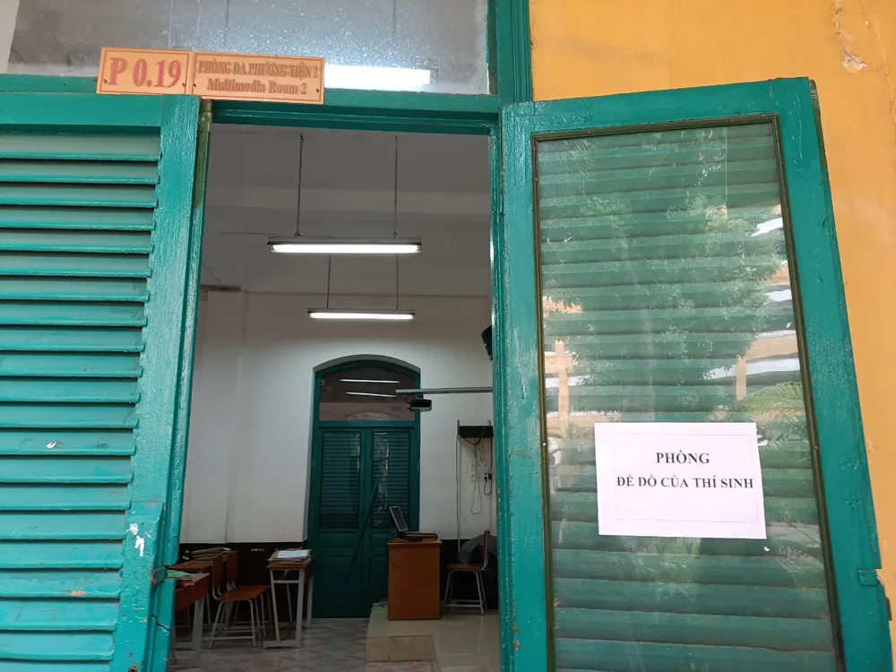 TPHCM: Nhiều thí sinh đi muộn trong ngày làm thủ tục dự thi tuyển sinh lớp 10   ảnh 4