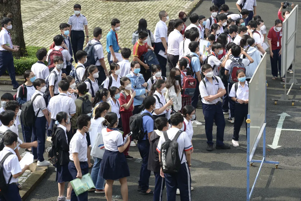 TPHCM: Nhiều thí sinh đi muộn trong ngày làm thủ tục dự thi tuyển sinh lớp 10   ảnh 7