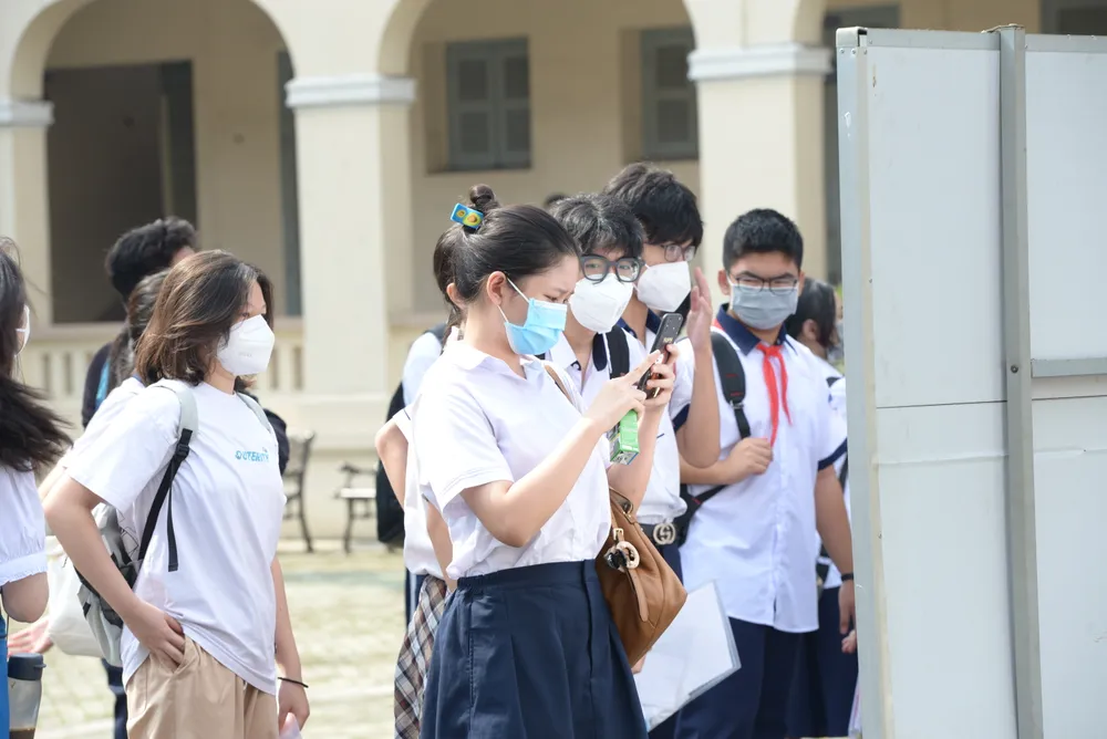 TPHCM: Nhiều thí sinh đi muộn trong ngày làm thủ tục dự thi tuyển sinh lớp 10   ảnh 9