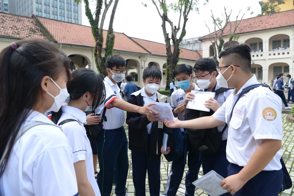 TPHCM: Nhiều thí sinh đi muộn trong ngày làm thủ tục dự thi tuyển sinh lớp 10   ảnh 8