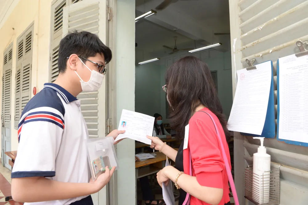 TPHCM: Nhiều thí sinh đi muộn trong ngày làm thủ tục dự thi tuyển sinh lớp 10   ảnh 10