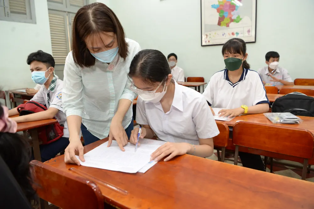 TPHCM: Nhiều thí sinh đi muộn trong ngày làm thủ tục dự thi tuyển sinh lớp 10   ảnh 11