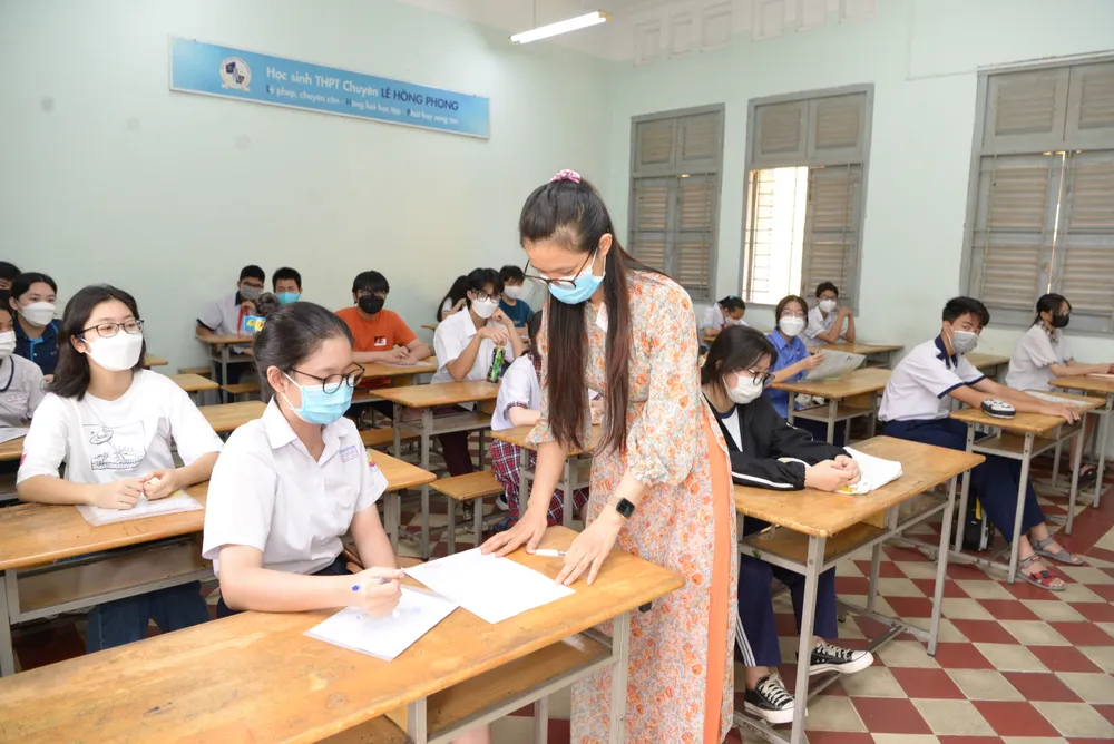 TPHCM: Nhiều thí sinh đi muộn trong ngày làm thủ tục dự thi tuyển sinh lớp 10   ảnh 12