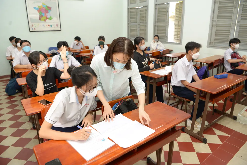 TPHCM: Nhiều thí sinh đi muộn trong ngày làm thủ tục dự thi tuyển sinh lớp 10   ảnh 13