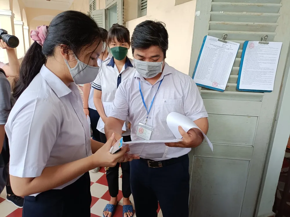 TPHCM: Hơn 93.000 thí sinh bước vào giờ làm bài môn Ngữ văn ảnh 5