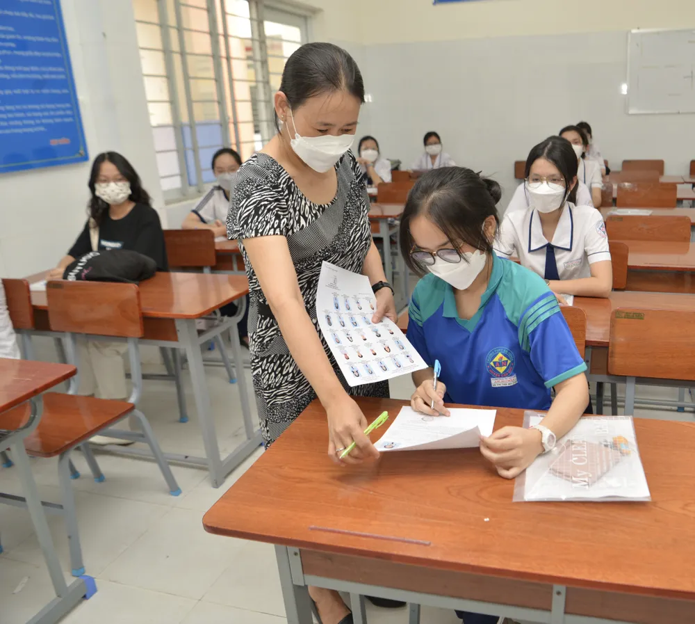 TPHCM: Nhiều thí sinh mang theo vật dụng cá nhân trong ngày làm thủ tục đầu tiên thi tốt nghiệp THPT ảnh 10