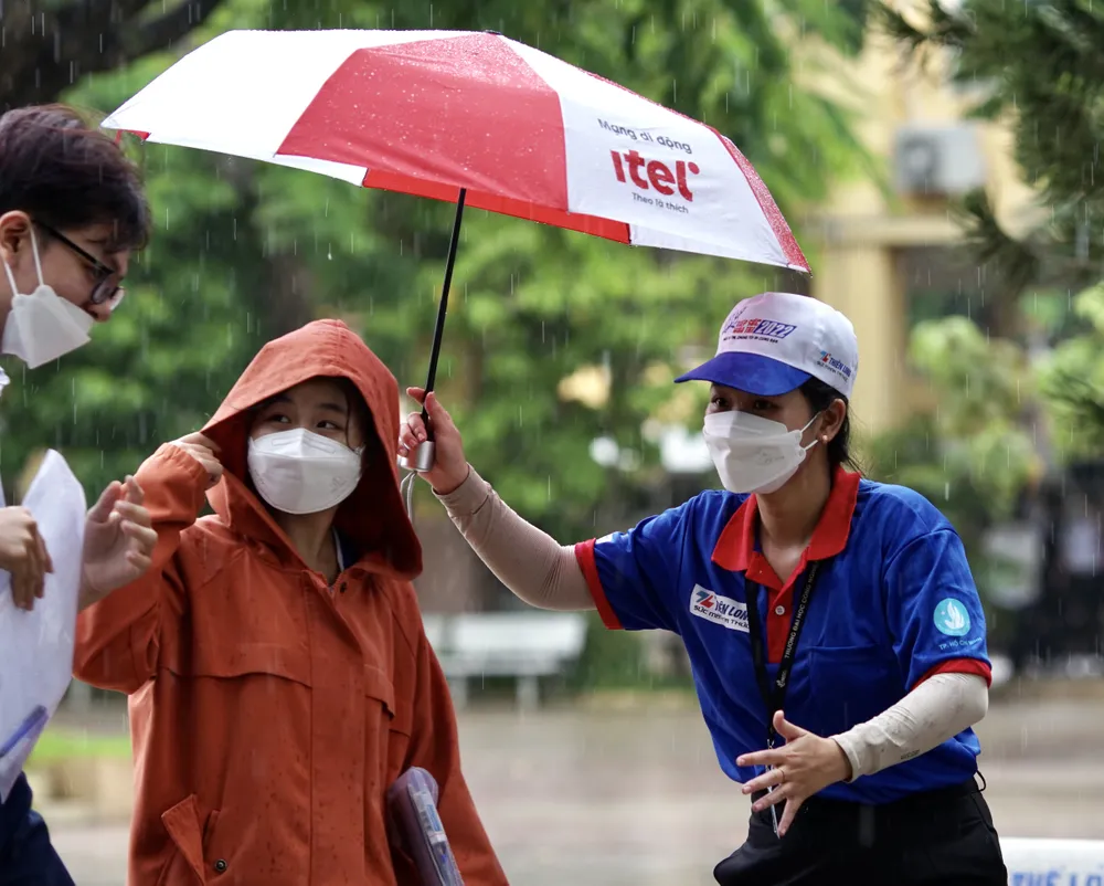 TPHCM: Nhiều thí sinh mang theo vật dụng cá nhân trong ngày làm thủ tục đầu tiên thi tốt nghiệp THPT ảnh 12