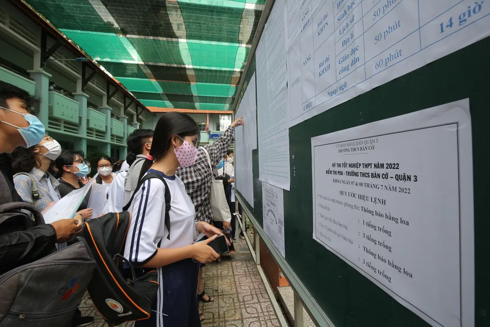 TPHCM: Nhiều thí sinh mang theo vật dụng cá nhân trong ngày làm thủ tục đầu tiên thi tốt nghiệp THPT ảnh 2