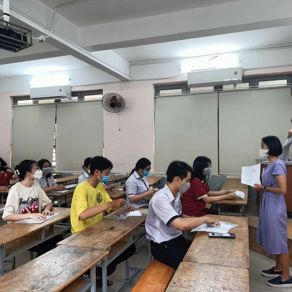 TPHCM: Nhiều thí sinh mang theo vật dụng cá nhân trong ngày làm thủ tục đầu tiên thi tốt nghiệp THPT ảnh 8