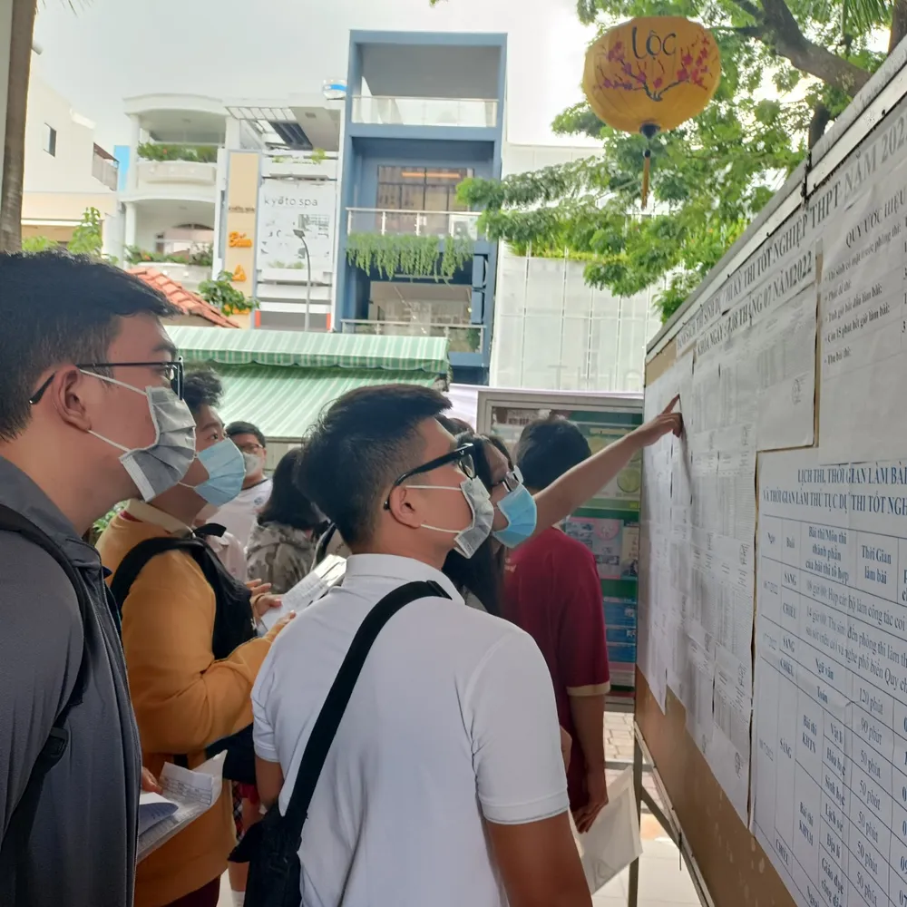 TPHCM: Nhiều thí sinh mang theo vật dụng cá nhân trong ngày làm thủ tục đầu tiên thi tốt nghiệp THPT ảnh 4