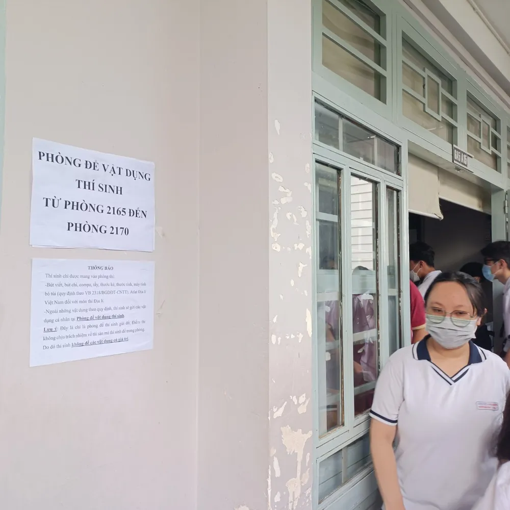 TPHCM: Nhiều thí sinh mang theo vật dụng cá nhân trong ngày làm thủ tục đầu tiên thi tốt nghiệp THPT ảnh 5