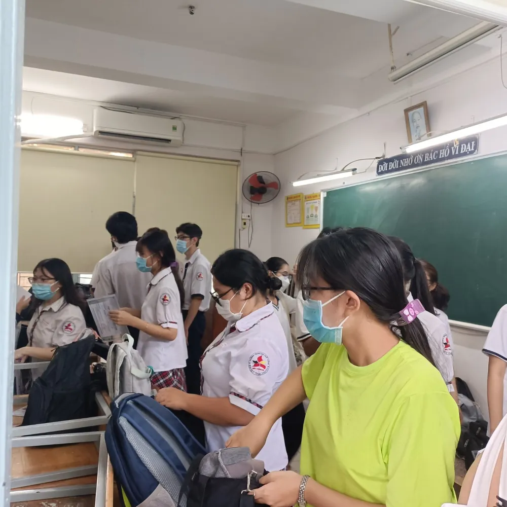 TPHCM: Nhiều thí sinh mang theo vật dụng cá nhân trong ngày làm thủ tục đầu tiên thi tốt nghiệp THPT ảnh 6