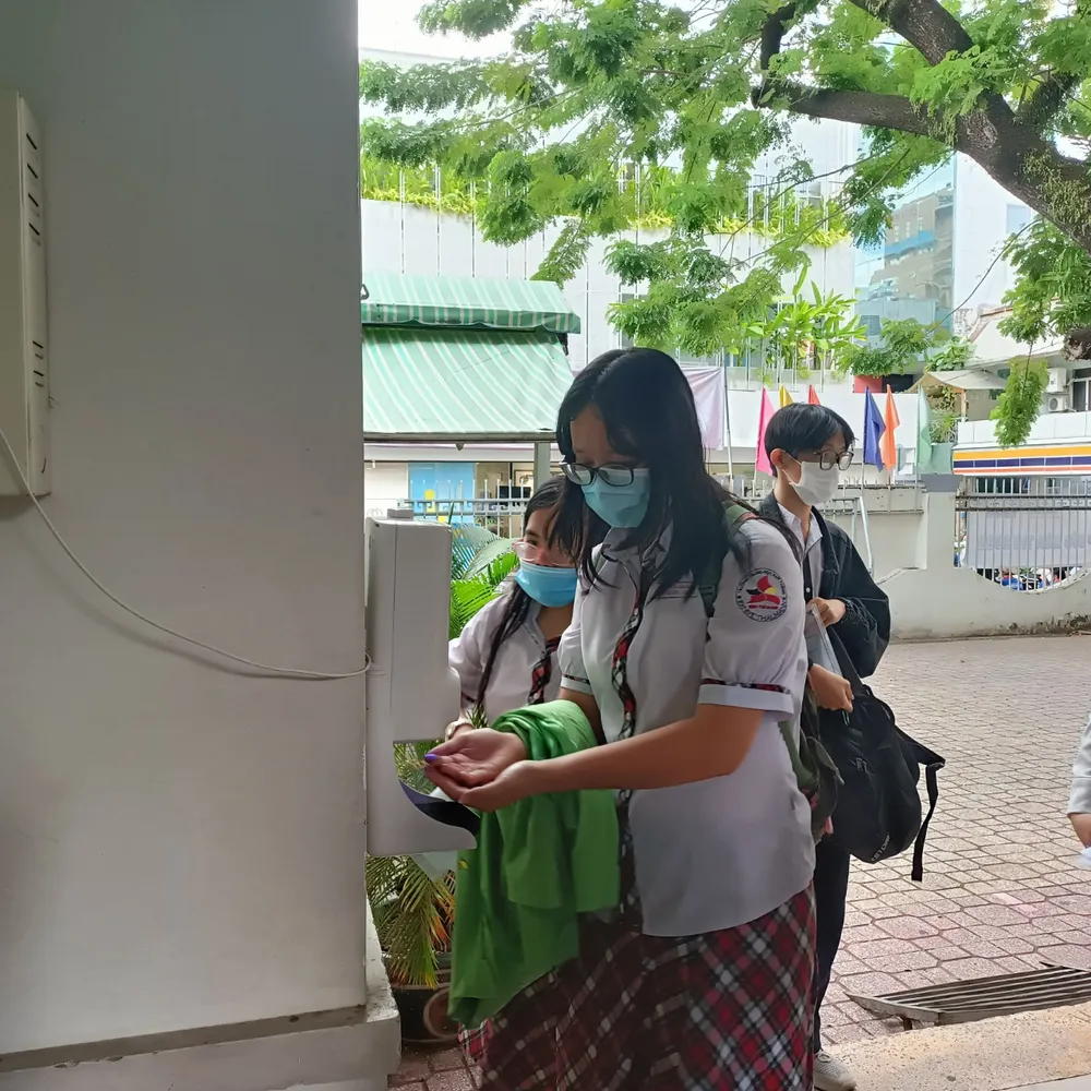 TPHCM: Nhiều thí sinh mang theo vật dụng cá nhân trong ngày làm thủ tục đầu tiên thi tốt nghiệp THPT ảnh 3