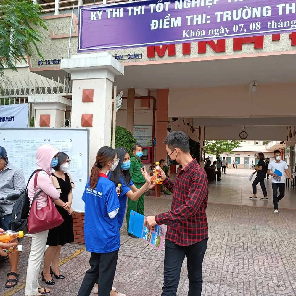 Thí sinh cả nước hoàn thành bài thi tổ hợp ảnh 4