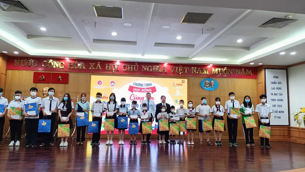 TPHCM: Trao tặng 150 suất học bổng “Cùng em vượt khó đến trường“ ảnh 1