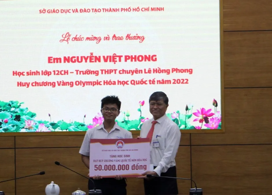 TPHCM: Thưởng nóng 150 triệu đồng cho học sinh đạt Huy chương Vàng Olympic quốc tế ảnh 3