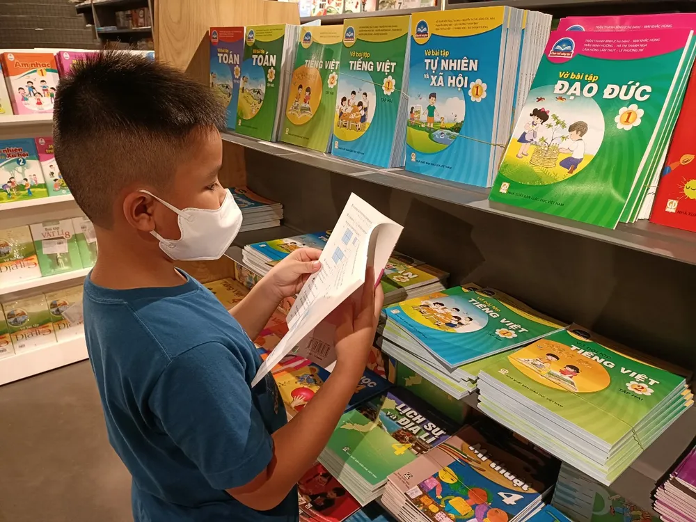 TPHCM: Công khai địa chỉ mua trọn bộ SGK lớp 3, 7 và 10 ảnh 1