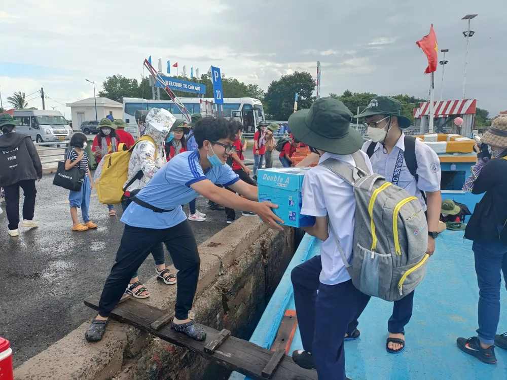 Trao tặng 100 triệu đồng cho Trường THCS- THPT Thạnh An  ảnh 1