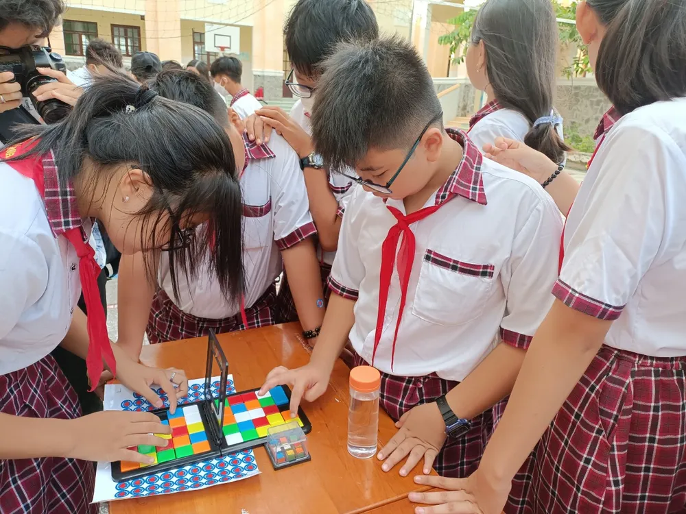 Trao tặng 100 triệu đồng cho Trường THCS- THPT Thạnh An  ảnh 2