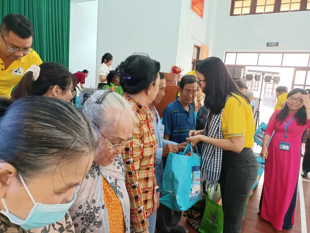 Trao tặng 100 triệu đồng cho Trường THCS- THPT Thạnh An  ảnh 3