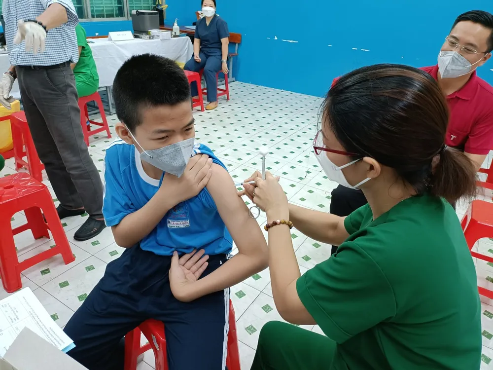 TPHCM: Thí điểm xe tiêm vaccine Covid-19 lưu động cho học sinh các trường phổ thông ảnh 1