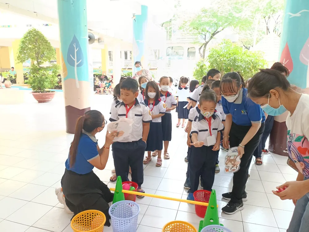 Học sinh lớp 1 hào hứng với ngày hội “Khoa học vui”  ảnh 5