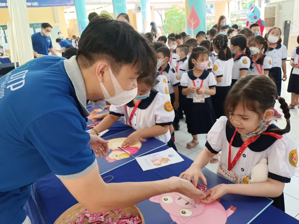 Học sinh lớp 1 hào hứng với ngày hội “Khoa học vui”  ảnh 7