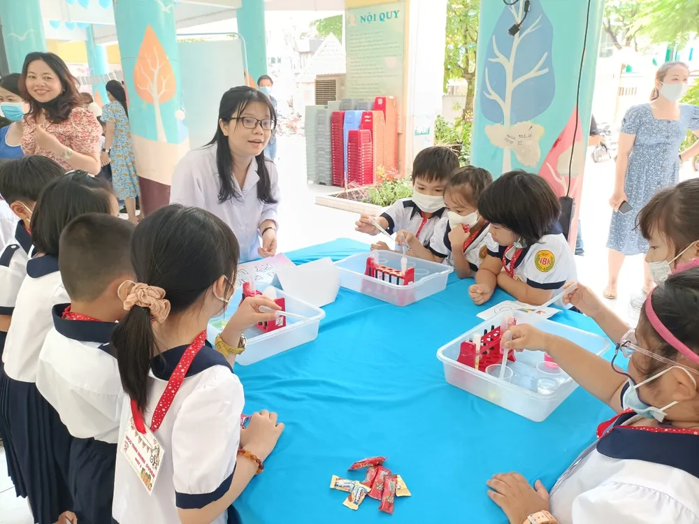 Học sinh lớp 1 hào hứng với ngày hội “Khoa học vui”  ảnh 3