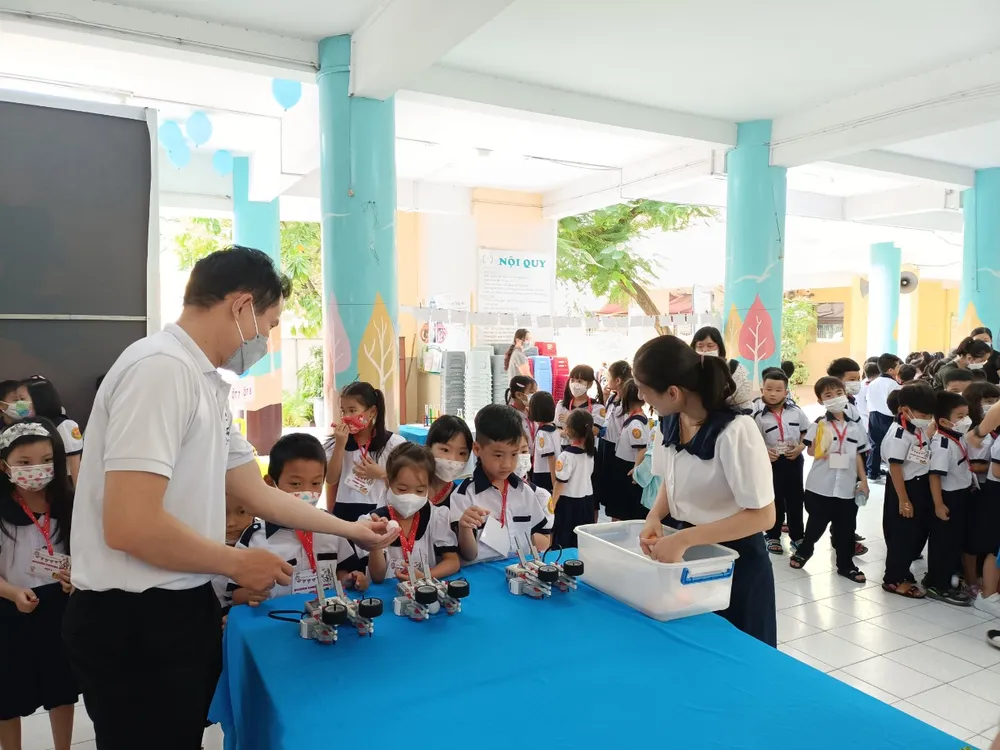 Học sinh lớp 1 hào hứng với ngày hội “Khoa học vui”  ảnh 1