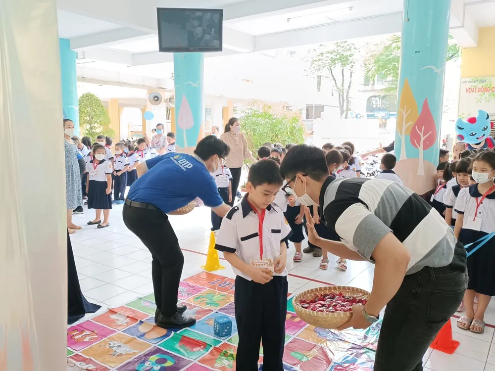 TPHCM: Nhiều giải pháp đảm bảo mục tiêu 100% học sinh lớp 3 được học tiếng Anh và Tin học ảnh 1