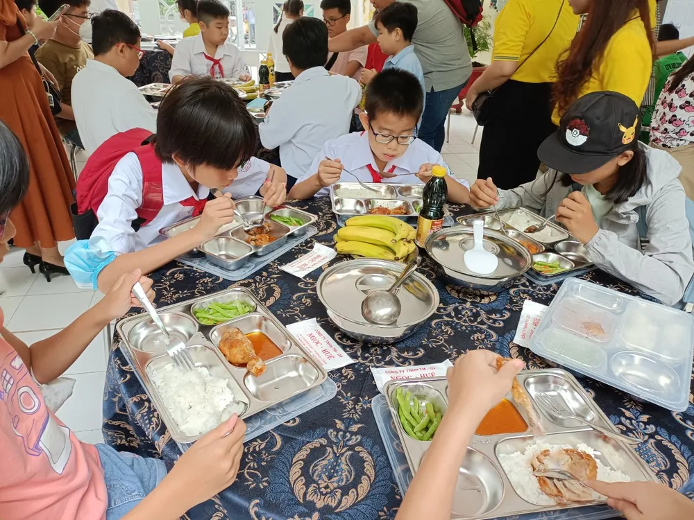 Ban đại diện cha mẹ học sinh phối hợp nhà trường giám sát chất lượng bữa ăn cho học sinh ảnh 2