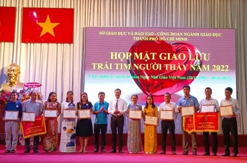 Tuyên dương 153 gương nhà giáo đạt danh hiệu “Trái tim người thầy” năm 2022 ảnh 1