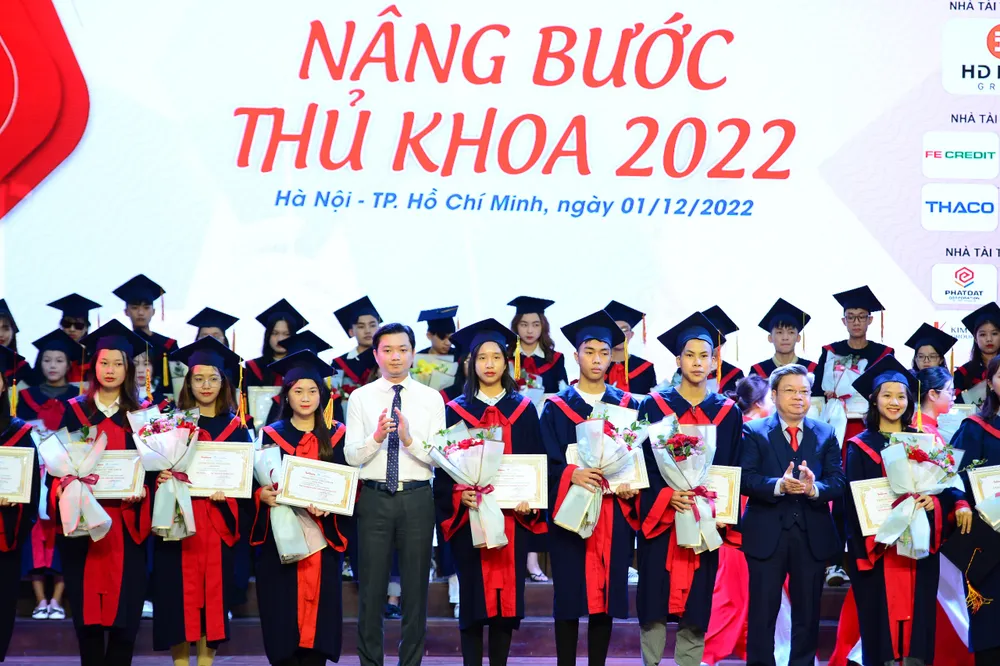 Trao 150 học bổng cho thủ khoa, á khoa các trường đại học ảnh 2