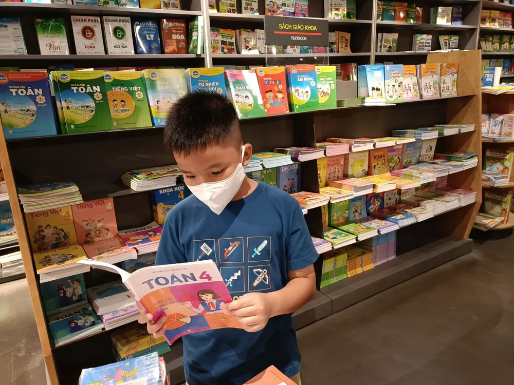 Trang bị SGK cho học sinh có hoàn cảnh khó khăn mượn suốt năm học ảnh 1