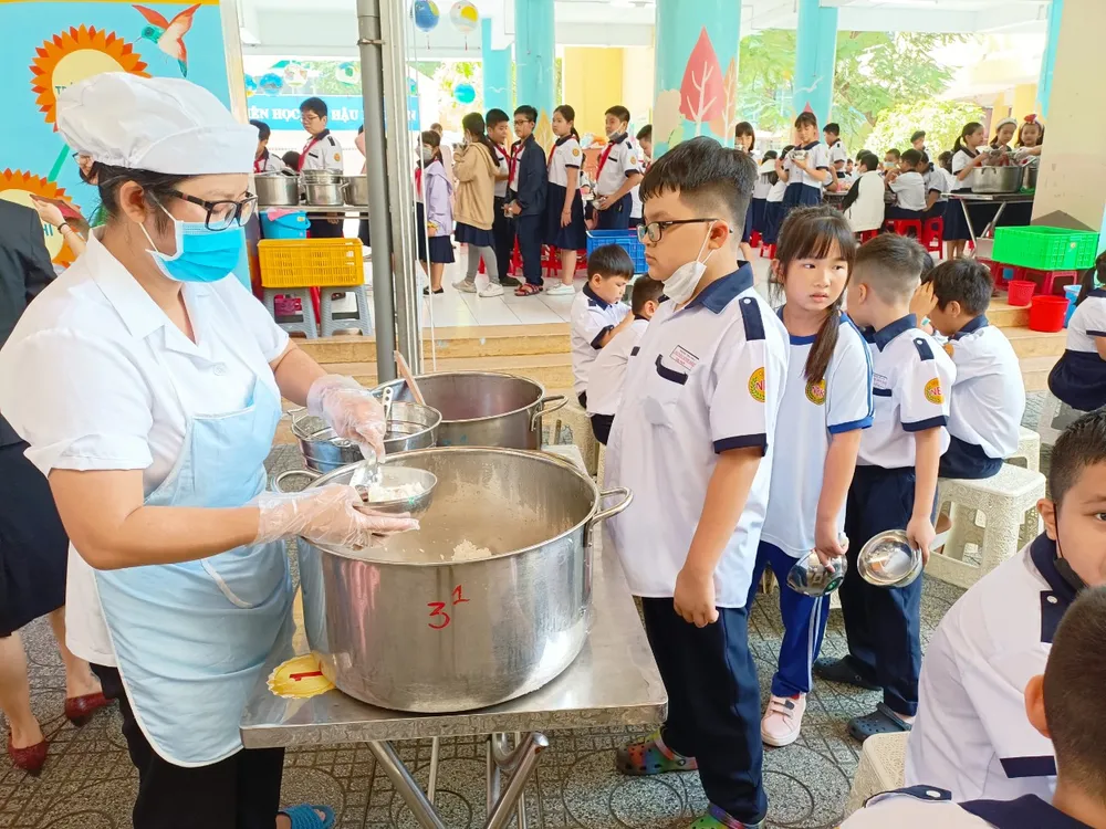 Bữa ăn bán trú của học sinh Trường Tiểu học Nguyễn Bỉnh Khiêm (quận 1).