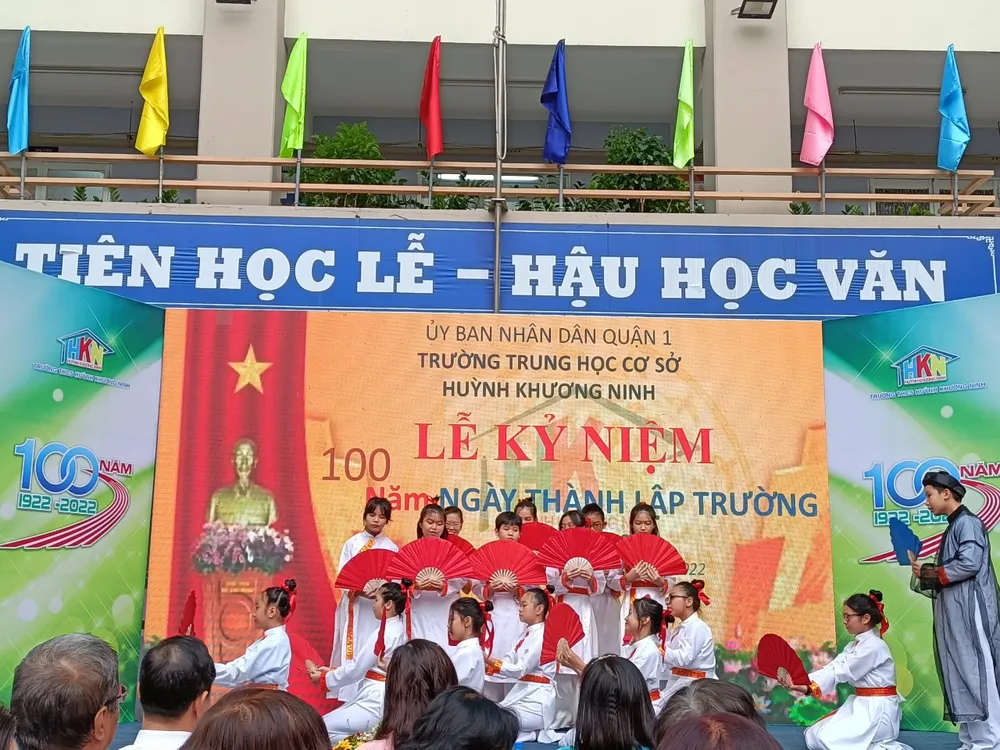 Tiết mục văn nghệ của học sinh nhân dịp kỷ niệm 100 năm ngày thành lập trường Tiết mục văn nghệ của học sinh nhân dịp kỷ niệm 100 năm ngày thành lập trường