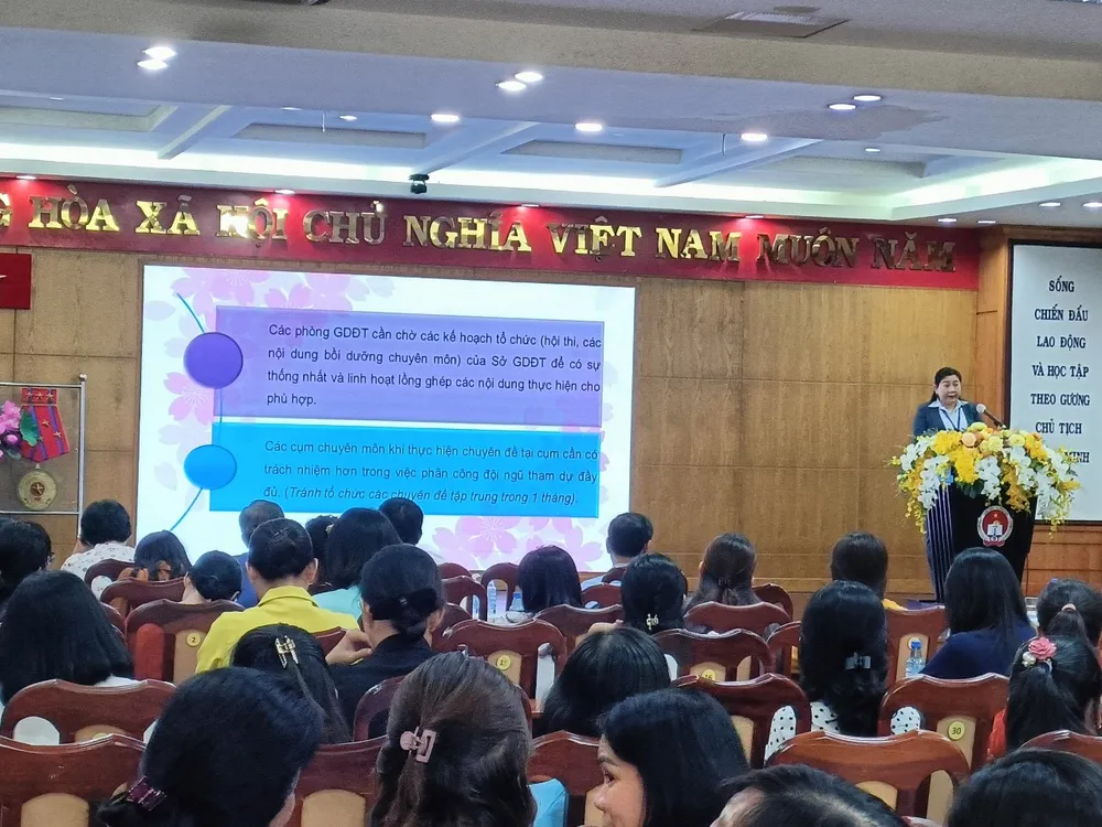 Bà Lương Thị Hồng Điệp phát biểu tại buổi họp sơ kết Bà Lương Thị Hồng Điệp phát biểu tại buổi họp sơ kết