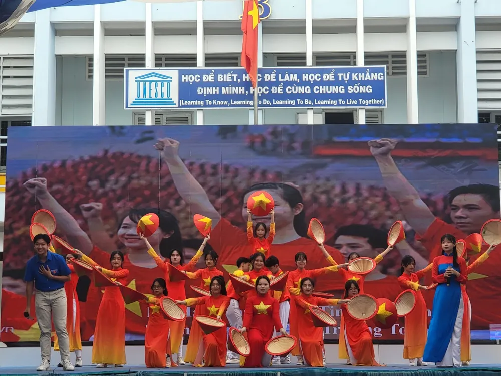 Học sinh được ôn lại truyền thống yêu nước đáng tự hào của dân tộc tại Hội trại truyền thống của ngành