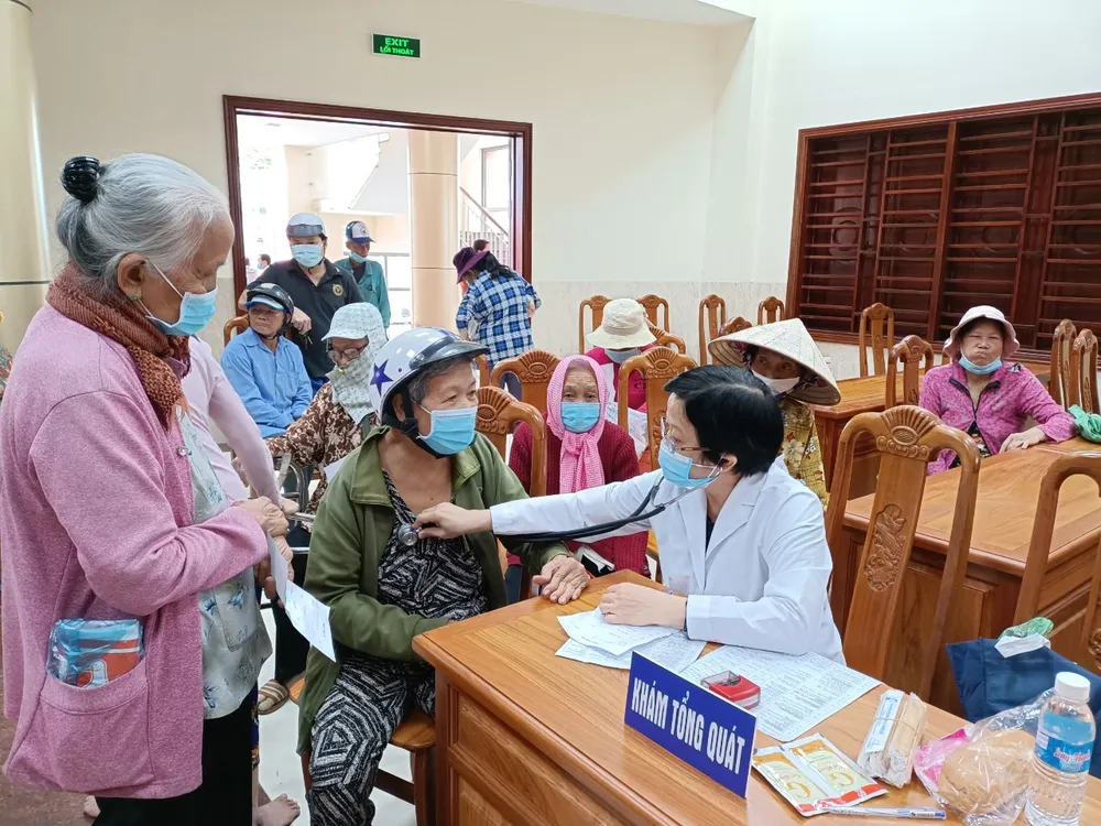 Kiểm tra sức khỏe tổng quát cho người cao tuổi, người tàn tật và nạn nhân chất độc da cam trên địa bàn huyện Thủ Thừa, tỉnh Long An