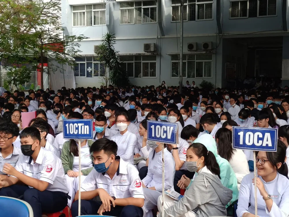 Không chỉ thu hút sự quan tâm của học sinh khối 12, nhiều học sinh khối 10 và 11 cũng chăm chú lắng nghe giải đáp thắc mắc tại chương trình