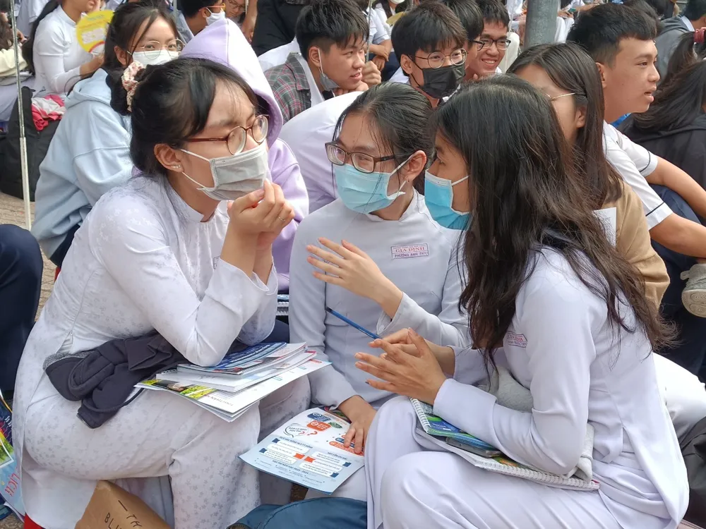 Học sinh Trường THPT Gia Định (quận Bình Thạnh) tham gia một hoạt động ở sân trường.